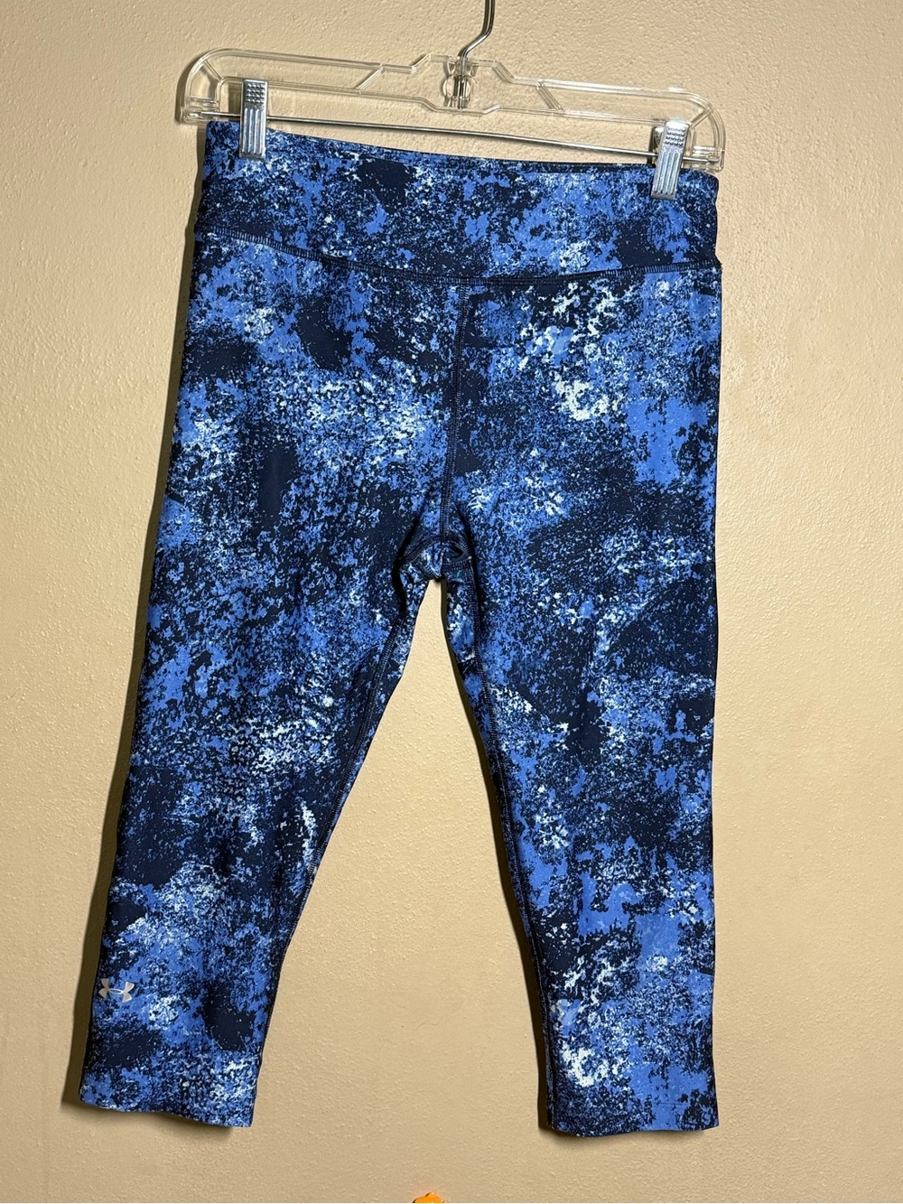 Women’s Under Armour Heatgear Black/Blue Abstract Capris Sz Med